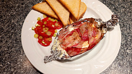 Pečený romadur ve slaninovém kabátku