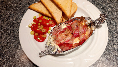 Pečený romadur ve slaninovém kabátku