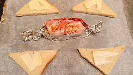 Pečený romadur ve slaninovém kabátku