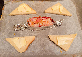 Pečený romadur ve slaninovém kabátku