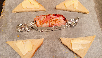 Pečený romadur ve slaninovém kabátku