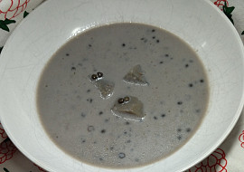 Polévka z čočky beluga