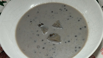 Polévka z čočky beluga