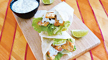 Tortilly s obalovanou treskou a tzatziky