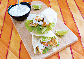 Tortilly s obalovanou treskou a tzatziky