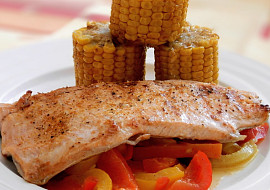 Treska zapečená s rajčaty a cibulí