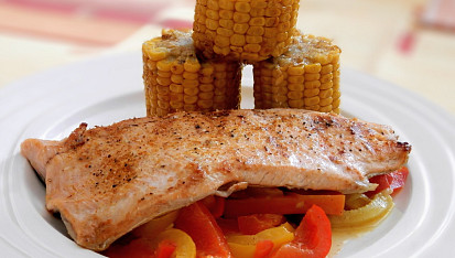 Treska zapečená s rajčaty a cibulí