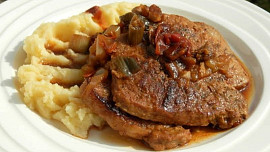 Vepřová kotleta na cibuli a farmářské slanině