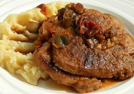 Vepřová kotleta na cibuli a farmářské slanině