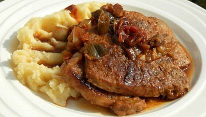 Vepřová kotleta na cibuli a farmářské slanině