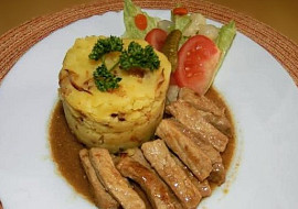 Vepřové nudličky na slanině s fazolkami