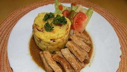 Vepřové nudličky na slanině s fazolkami