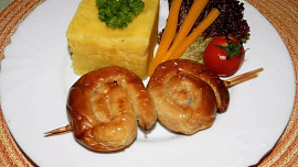 Vinná klobása pečená na rajčatech