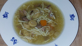 Vývar z kančích opečených kostí, s masovými knedlíčky z papiňáku