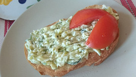 Cuketová pomazánka s česnekem a sýrem