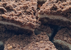 Kakaový drobenkový fofr koláč s tvarohem