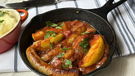 Klobásky v pikantní omáčce s rajčaty a jablky