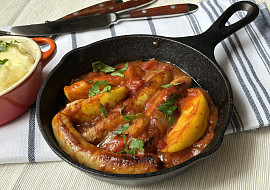 Klobásky v pikantní omáčce s rajčaty a jablky