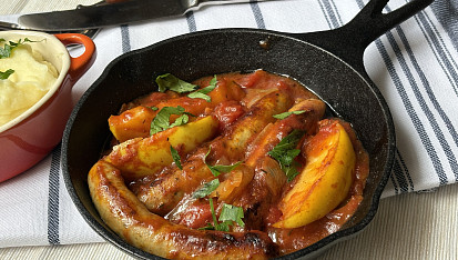 Klobásky v pikantní omáčce s rajčaty a jablky