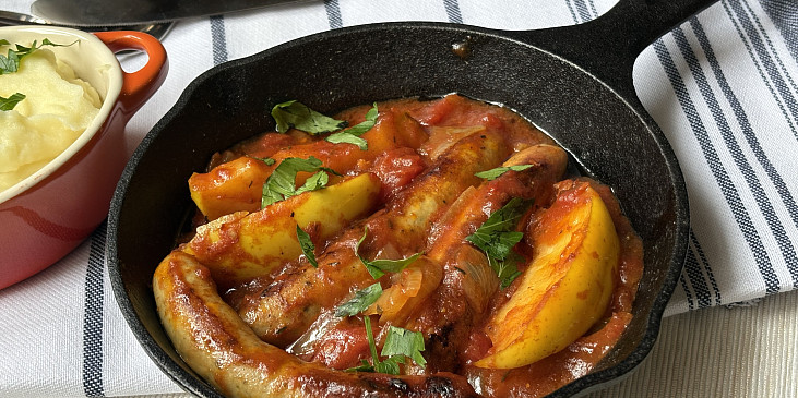 Klobásky v pikantní omáčce s rajčaty a jablky