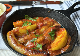 Klobásky v pikantní omáčce s rajčaty a jablky