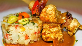 Kuřecí špízy s klobásou a rozmarýnem