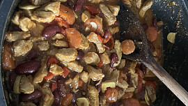 Pikantní fazolový guláš s masem