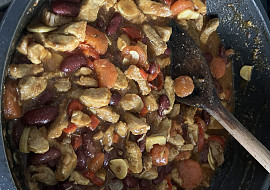 Pikantní fazolový guláš s masem