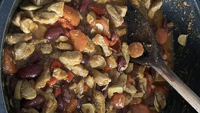 Pikantní fazolový guláš s masem