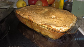 Porcovaná žemlovka s jablky a tvarohem, zapečená se sněhem