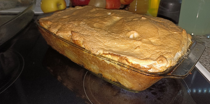 Porcovaná žemlovka s jablky a tvarohem, zapečená se sněhem (Hotovo!)