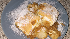 Porcovaná žemlovka s jablky a tvarohem, zapečená se sněhem