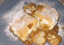 Porcovaná žemlovka s jablky a tvarohem, zapečená se sněhem