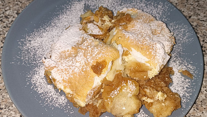 Porcovaná žemlovka s jablky a tvarohem, zapečená se sněhem