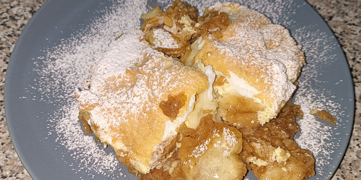 Porcovaná žemlovka s jablky a tvarohem, zapečená se sněhem