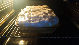 Porcovaná žemlovka s jablky a tvarohem, zapečená se sněhem