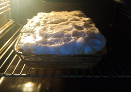 Porcovaná žemlovka s jablky a tvarohem, zapečená se sněhem