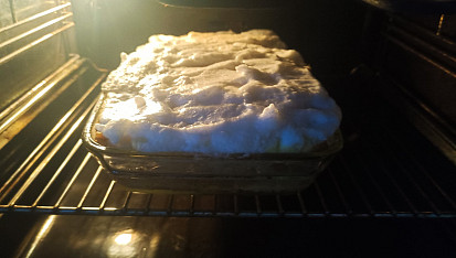 Porcovaná žemlovka s jablky a tvarohem, zapečená se sněhem