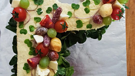 Slaný dort s česnekovou pomazánkou