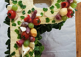 Slaný dort s česnekovou pomazánkou