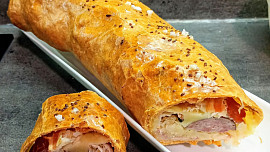 Slaný štrůdl se zelím, slaninou, sýrem a klobásou
