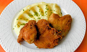 Smažená kuřecí křídla s bramborovo-smetanovou kaší