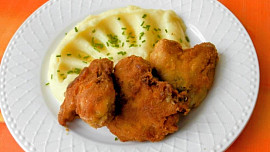 Smažená kuřecí křídla s bramborovo-smetanovou kaší