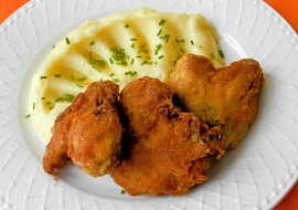 Smažená kuřecí křídla s bramborovo-smetanovou kaší