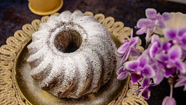 Bábovka s čokoládou a ořechy podle Laďky Něrgešové