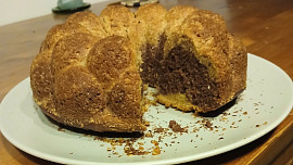 Bábovka se strouhanými jablky