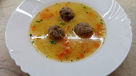 Králičí vývar s domácími nudlemi a knedlíčky