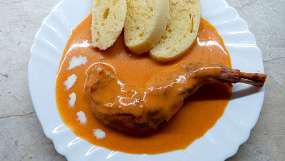 Králík na slanině a uzené paprice se smetanou