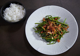 Rýže a vodní špenát podle Khanha Taa