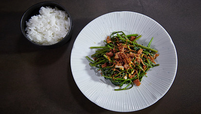 Rýže a vodní špenát podle Khanha Taa
